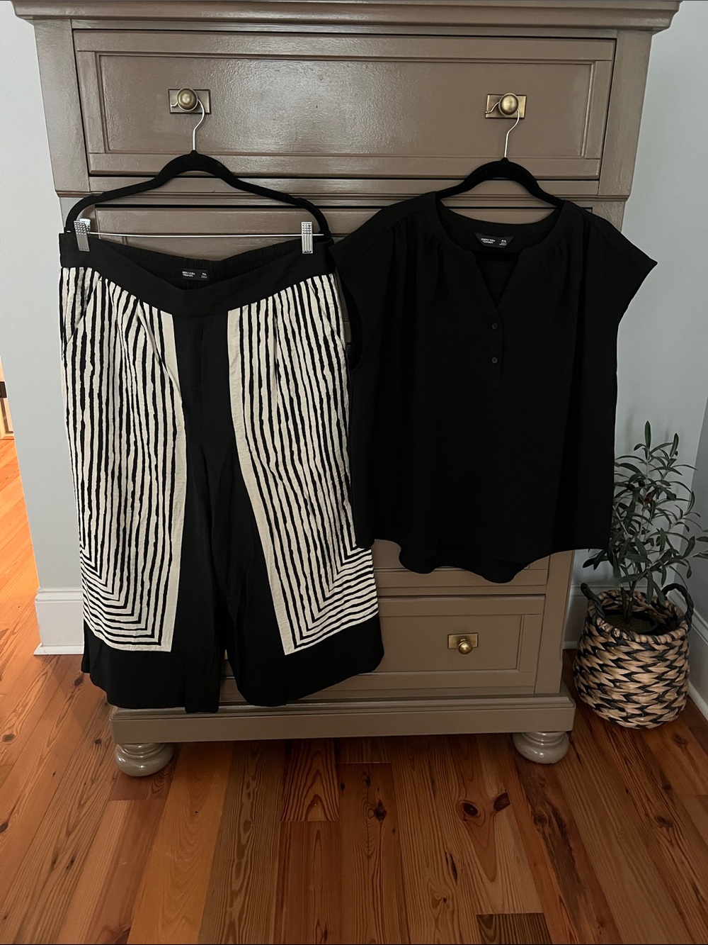 Simply Vera Vera Wang Black & White Striped Wide-Leg Pants and Matching Black To